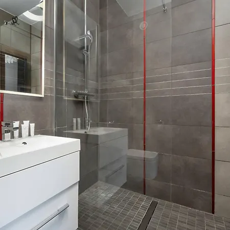 With A River View Near The Old Town By Renters Prestige Daire *