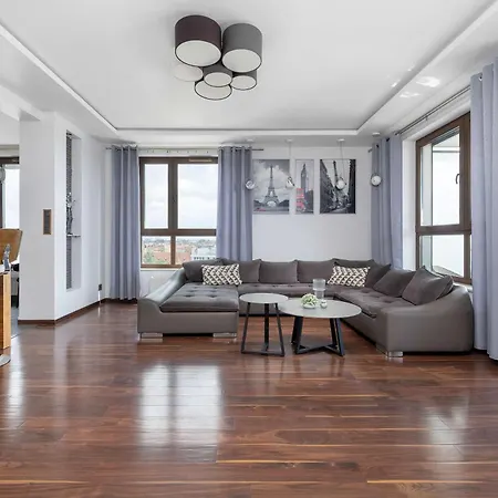With A River View Near The Old Town By Renters Prestige 아파트 *