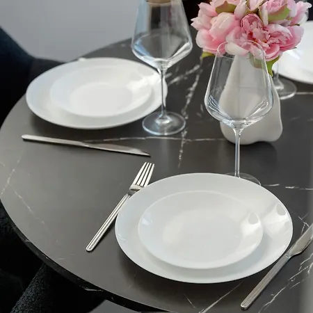 With A River View Near The Old Town By Renters Prestige 아파트 *