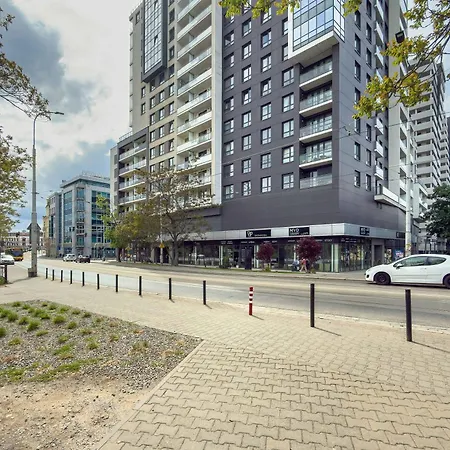 With A River View Near The Old Town By Renters Prestige 아파트 *